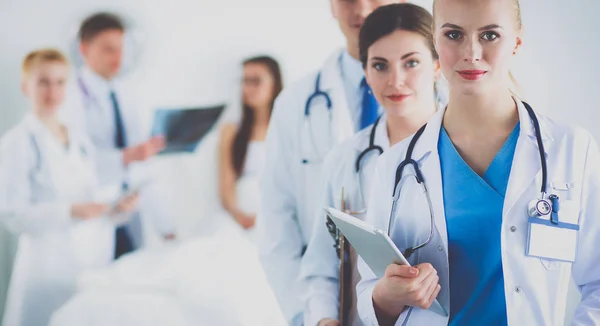 Porträt einer Gruppe lächelnder Krankenhauskollegen, die zusammen stehen — Stockfoto