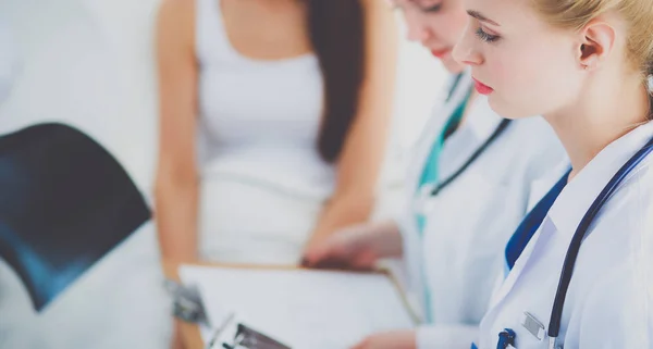 Surgeon and doctor analyzing x-ray together in medical office — Stock Photo, Image