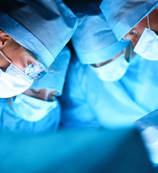 Equipe de cirurgia jovem na sala de cirurgia — Fotografia de Stock