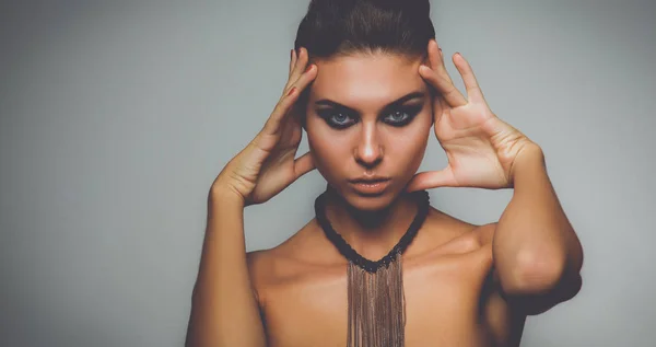 Portret van een mooie vrouw met ketting, geïsoleerd op grijze achtergrond — Stockfoto