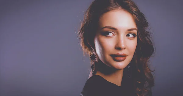 Hermosa mujer con maquillaje de noche en vestido negro —  Fotos de Stock