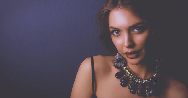 Hermosa mujer con maquillaje de noche en vestido negro — Foto de Stock