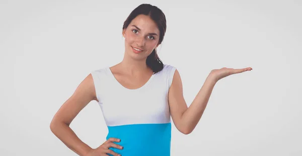 Retrato de una joven sonriente señalando hacia arriba — Foto de Stock