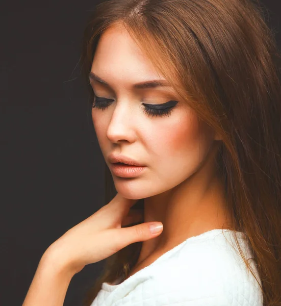 Portret van een mooie vrouw, geïsoleerd op zwarte achtergrond — Stockfoto