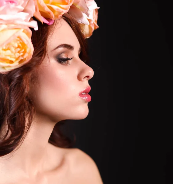 Porträt einer schönen Frau mit Blumen im Haar — Stockfoto