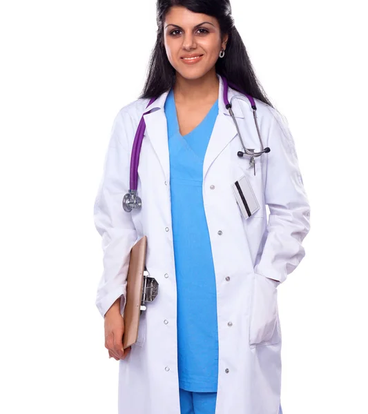 Doctor vrouw met stethoscoop staan in de buurt muur — Stockfoto