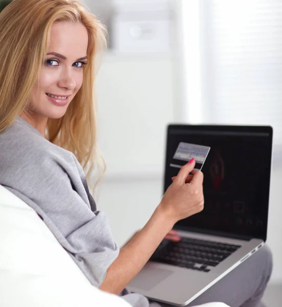 Donna che acquista online con carta di credito e computer — Foto Stock