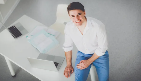 Young businessman working in office, sitting at desk — Stock Photo, Image