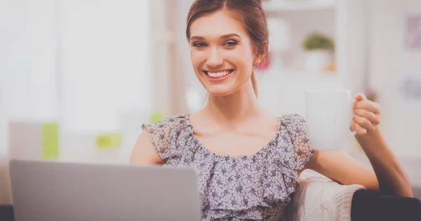 Aantrekkelijke zakenvrouw zit op het bureau in het kantoor — Stockfoto