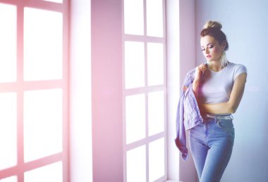 Çalışma odasında duran güzel bir kadın. Güzel kadın..