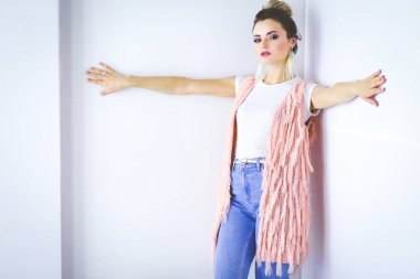 Çalışma odasında duran güzel bir kadın. Güzel kadın..