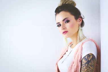 Çalışma odasında duran güzel bir kadın. Güzel kadın..