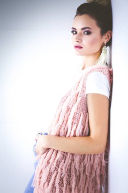 Çalışma odasında duran güzel bir kadın. Güzel kadın..