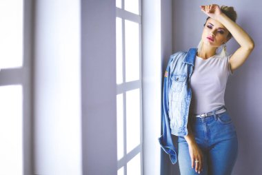 Çalışma odasında duran güzel bir kadın. Güzel kadın..