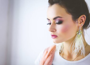 Çalışma odasında duran güzel bir kadın. Güzel kadın..