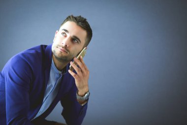 Renkli telefonlu çekici bir genç adam.