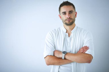 Genç iş adamı beyaz arka planda tek başına duruyor.