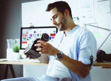 Genç erkek yazılım programcısı ofiste üç boyutlu sanal gerçeklik gözlükleriyle yeni bir uygulama test ediyor.