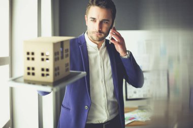 Ev minyatür Office el ayakta tutan işadamı