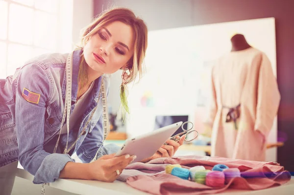 Onun tasarımları s iPad ile çalışan moda tasarımcısı kadın