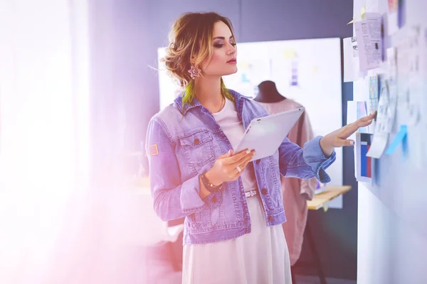 Diseñadora de moda mujer trabajando en sus diseños con ipad en el s —  Fotos de Stock