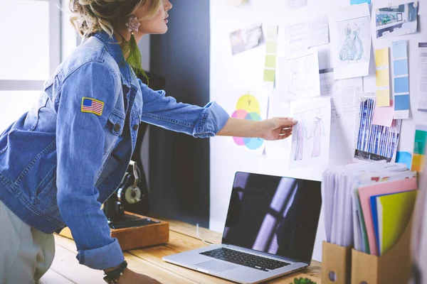 Diseñadora de moda mujer trabajando en sus diseños en el estudio —  Fotos de Stock