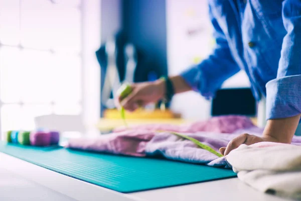 Fashion designer vrouw werkt aan haar ontwerpen in de studio — Stockfoto