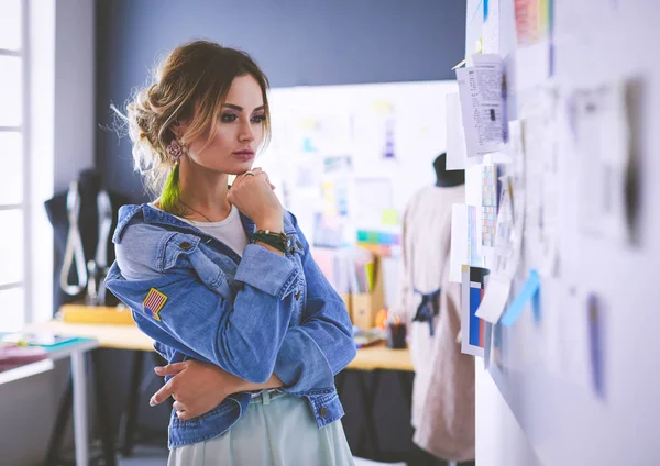 Modedesignerin arbeitet im Atelier an ihren Entwürfen — Stockfoto