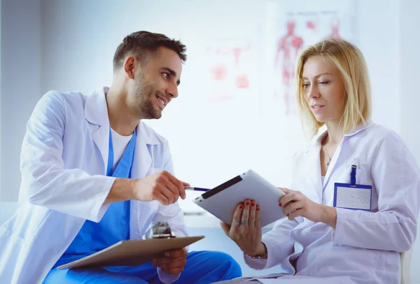 Retrato de médicos jóvenes y seguros de sí mismos en consultorio médico — Foto de Stock