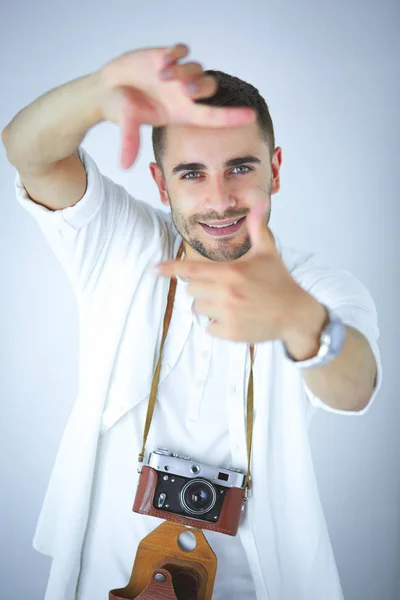 Νεαρός άνδρας με τη φωτογραφική μηχανή. απομονωθεί σε λευκό φόντο — Φωτογραφία Αρχείου