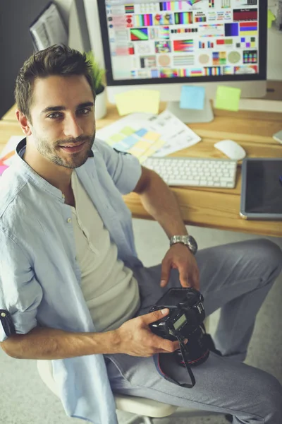 Porträtt av ung designer sitter i grafisk studio framför bärbar dator och dator när du arbetar online — Stockfoto