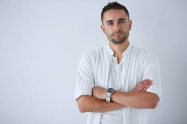 Genç iş adamı beyaz arka planda tek başına duruyor.