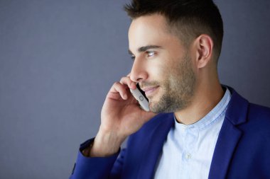Renkli telefonlu çekici bir genç adam.