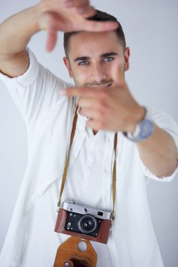kamera ile genç adam. Beyaz arka plan üzerinde izole
