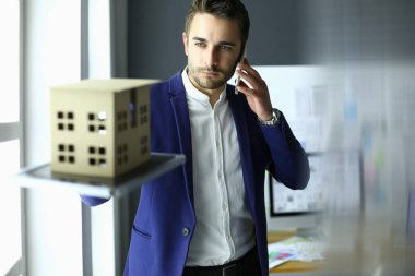 Ev minyatür Office el ayakta tutan işadamı