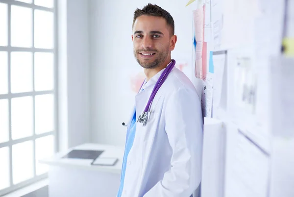 Νεαρό και με αυτοπεποίθηση αρσενικό γιατρό πορτρέτο στέκεται στο ιατρικό γραφείο — Φωτογραφία Αρχείου