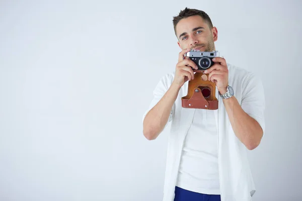 Fiatal férfi kamerával. elszigetelt fehér háttér felett — Stock Fotó