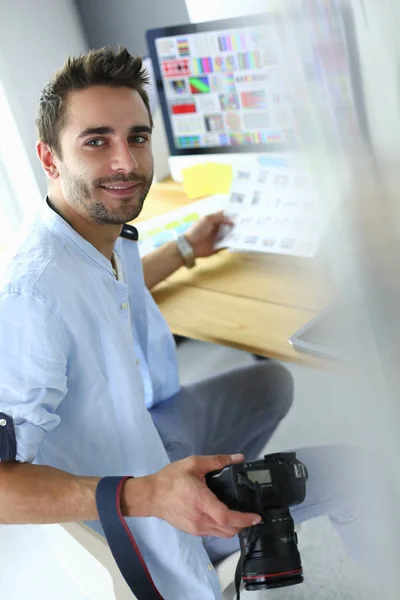 İnternette çalışırken bilgisayarın ve dizüstü bilgisayarın önünde grafik stüdyosunda oturan genç tasarımcının portresi — Stok fotoğraf