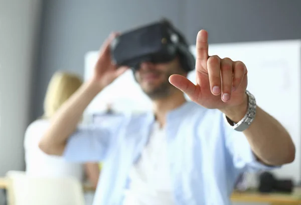 Jovem programador de software masculino testando um novo aplicativo com óculos de realidade virtual 3d no escritório — Fotografia de Stock