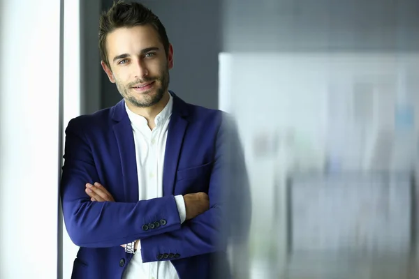 Porträt eines jungen Designers vor Laptop und Computer während der Arbeit — Stockfoto