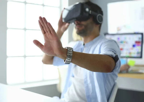 Jeune programmeur de logiciels masculins testant une nouvelle application avec des lunettes de réalité virtuelle 3d au bureau — Photo