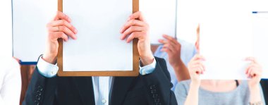 Beyaz arka plan üzerinde izole yüz yakınındaki bir klasörler holding iş adamları ekibinin