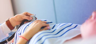 Doktor ve hasta masada otururken bir şey tartışıyorlar. İlaç ve sağlık hizmetleri kavramı.