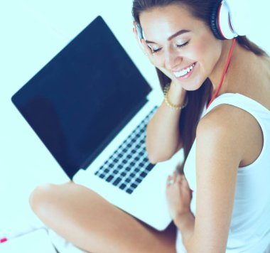 Genç güzel kadın yatakta müzik