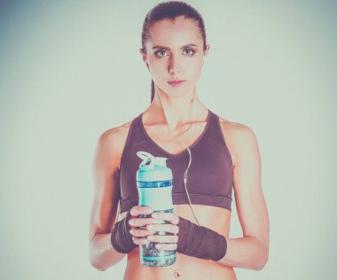 Spordan sonra elinde şişe olan kız.