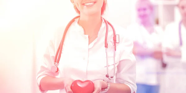 Kalbi tutan steteskoplu bir doktor, beyaz arka planda izole edilmiş. — Stok fotoğraf