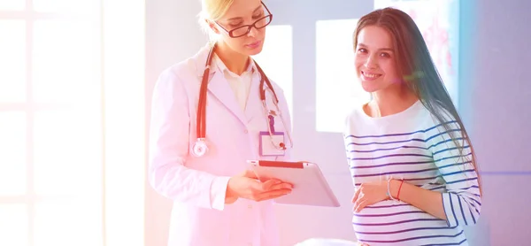 Schöne lächelnde Schwangere mit dem Arzt im Krankenhaus — Stockfoto
