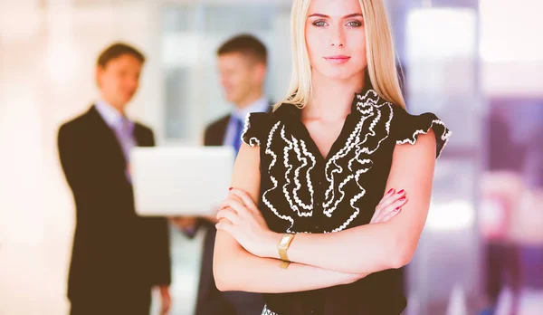 Mujer de negocios de pie en primer plano en la oficina — Foto de Stock