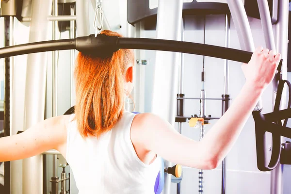 Schöne Mädchen in der Turnhalle, die auf Turnschuhen trainiert — Stockfoto