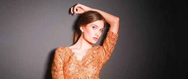 Aantrekkelijke vrouw in gouden jurk — Stockfoto